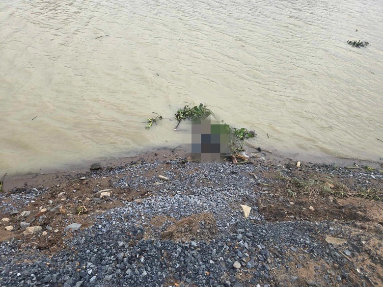 Đang điều tra vụ một thi thể nữ nổi trên sông Rạch Chiếc- Ảnh 1. Đang điều tra vụ một thi thể nữ nổi trên sông Rạch Chiếc- Ảnh 1.