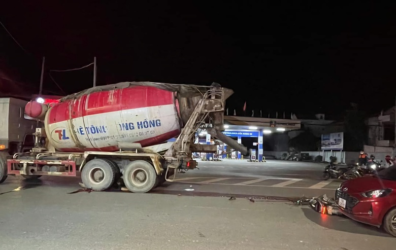 Va chạm với &ocirc; t&ocirc; con ng&atilde; xuống đường, người đ&agrave;n &ocirc;ng bị xe bồn c&aacute;n tử vong- Ảnh 1.