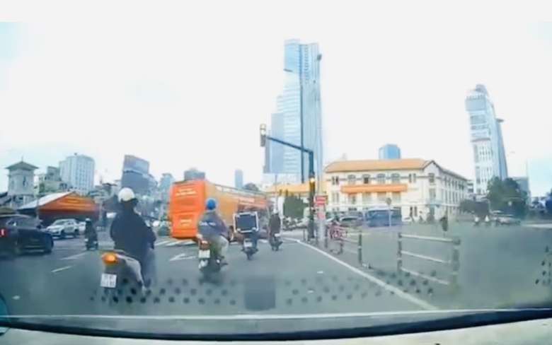 Xe bu&yacute;t hai tầng vượt đ&egrave;n đỏ ngay trung t&acirc;m quận 1 khiến người d&acirc;n bức x&uacute;c