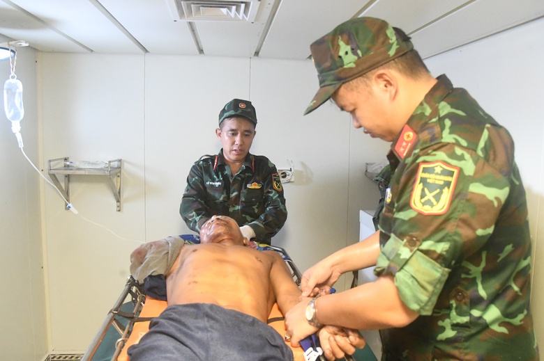 Bộ đội Trường Sa cứu ngư d&acirc;n tai nạn đứt l&igrave;a c&aacute;nh tay phải- Ảnh 3.