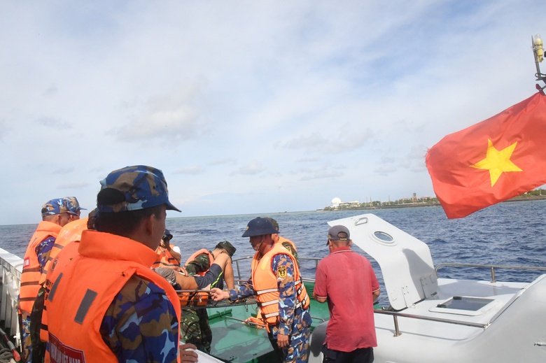 Bộ đội Trường Sa cứu ngư d&acirc;n tai nạn đứt l&igrave;a c&aacute;nh tay phải- Ảnh 1.