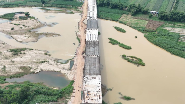 Ngắm cầu trăm tỷ d&agrave;i nhất cao tốc Quảng Ng&atilde;i - Ho&agrave;i Nhơn vừa hợp long- Ảnh 2.