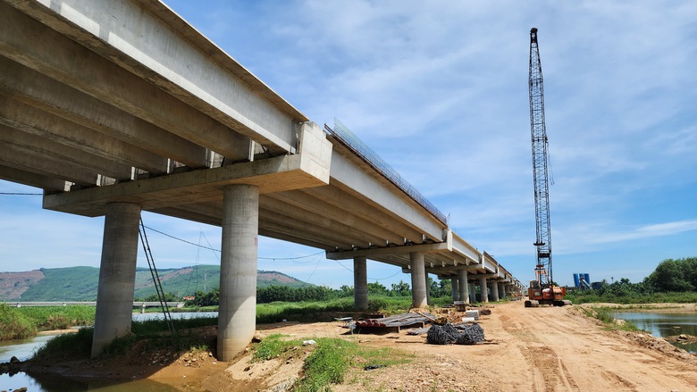 Ngắm cầu trăm tỷ d&agrave;i nhất cao tốc Quảng Ng&atilde;i - Ho&agrave;i Nhơn vừa hợp long- Ảnh 1.