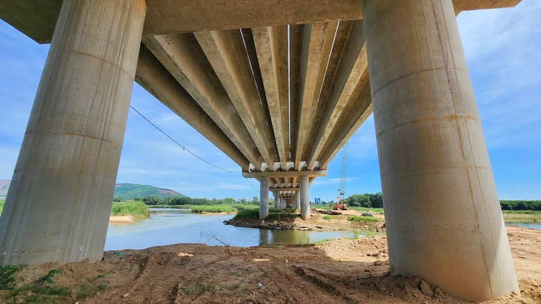 Ngắm cầu trăm tỷ d&agrave;i nhất cao tốc Quảng Ng&atilde;i - Ho&agrave;i Nhơn vừa hợp long- Ảnh 3.