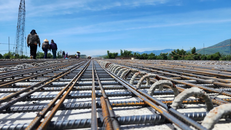 Ngắm cầu trăm tỷ d&agrave;i nhất cao tốc Quảng Ng&atilde;i - Ho&agrave;i Nhơn vừa hợp long- Ảnh 4.