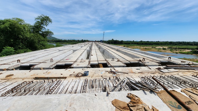 Ngắm cầu trăm tỷ d&agrave;i nhất cao tốc Quảng Ng&atilde;i - Ho&agrave;i Nhơn vừa hợp long- Ảnh 5.