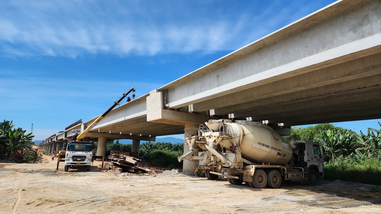 Ngắm cầu trăm tỷ d&agrave;i nhất cao tốc Quảng Ng&atilde;i - Ho&agrave;i Nhơn vừa hợp long- Ảnh 7.