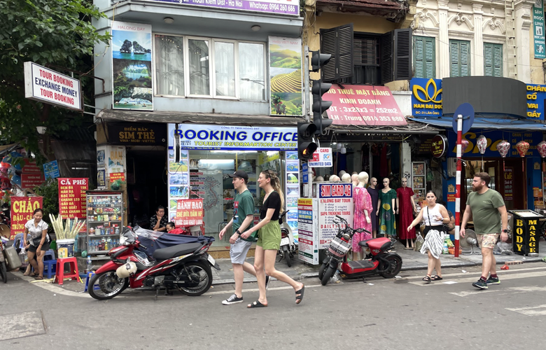 Lấn chiếm vỉa h&egrave; tr&agrave;n lan, du kh&aacute;ch bị "đẩy" xuống l&ograve;ng đường- Ảnh 1.