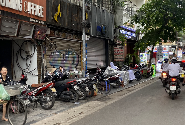 Lấn chiếm vỉa h&egrave; tr&agrave;n lan, du kh&aacute;ch bị "đẩy" xuống l&ograve;ng đường- Ảnh 5.