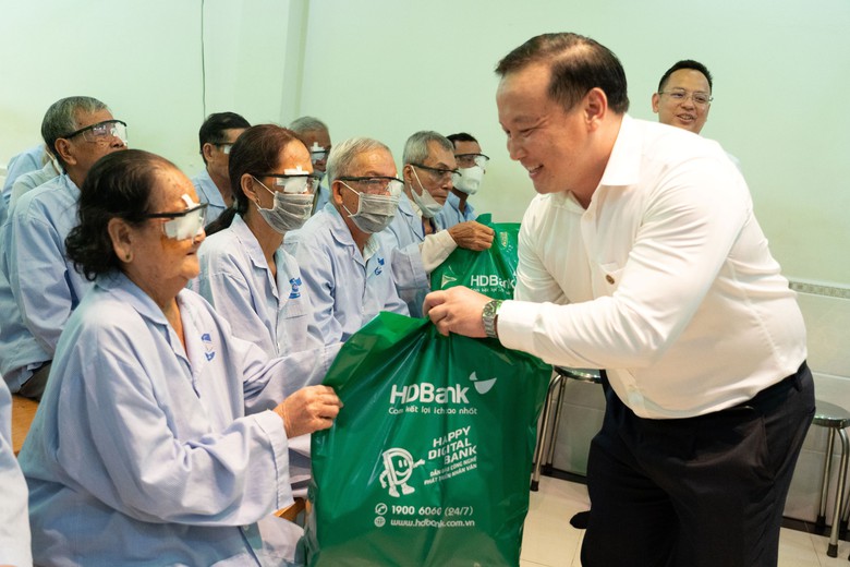 HDbank tiếp tục hành trình mang lại ánh sáng cho 2.500 bà con trong năm 2024- Ảnh 1. HDbank tiếp tục hành trình mang lại ánh sáng cho 2.500 bà con trong năm 2024- Ảnh 1.