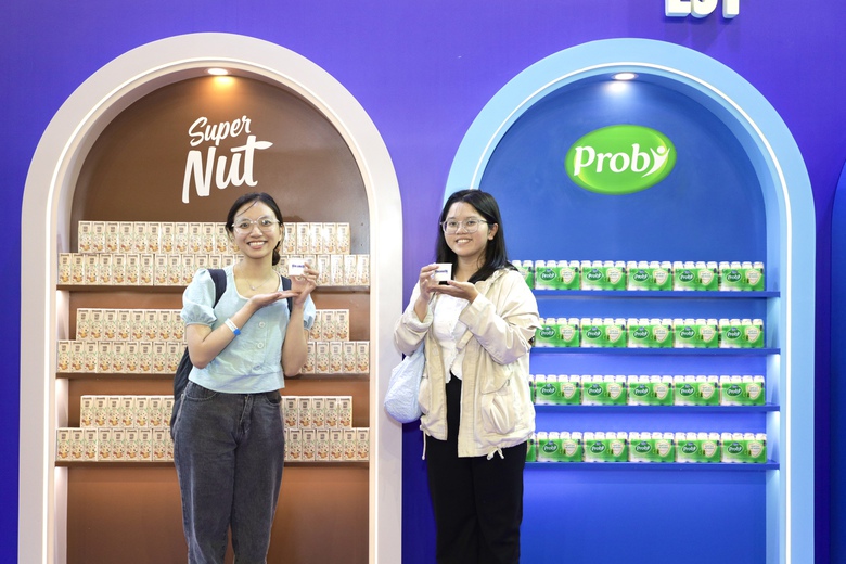 Kh&aacute;ch tham quan triển l&atilde;m check-in tại khu vực của Vinamilk c&oacute; thể g&oacute;p 1 c&acirc;y xanh cho Việt Nam qua dự &aacute;n C&aacute;nh rừng Net Zero.