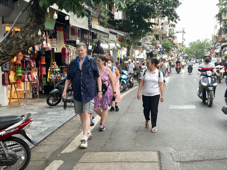 Lấn chiếm vỉa h&egrave; tr&agrave;n lan, du kh&aacute;ch bị "đẩy" xuống l&ograve;ng đường- Ảnh 2.