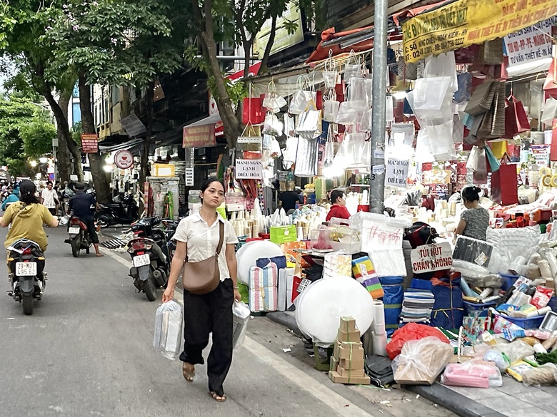 Lấn chiếm vỉa h&egrave; tr&agrave;n lan, du kh&aacute;ch bị "đẩy" xuống l&ograve;ng đường- Ảnh 7.