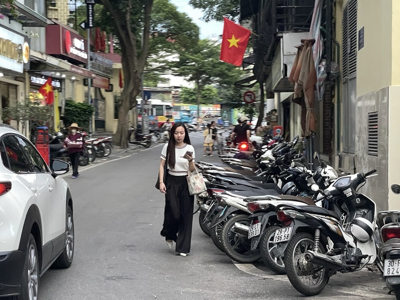 Lấn chiếm vỉa h&egrave; tr&agrave;n lan, du kh&aacute;ch bị "đẩy" xuống l&ograve;ng đường- Ảnh 4.