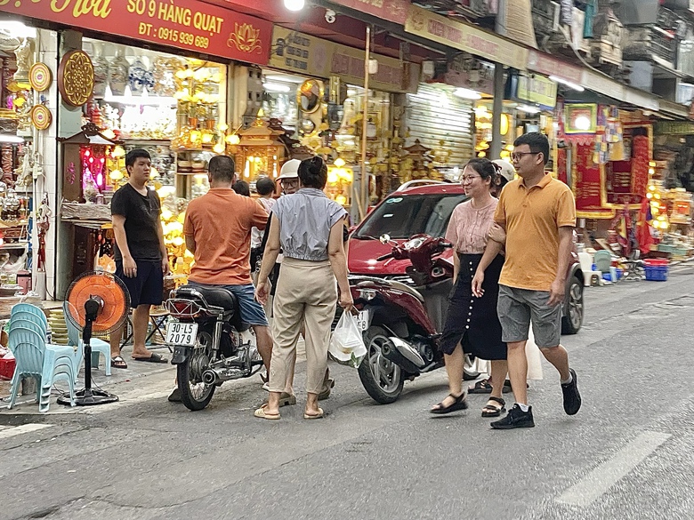 Lấn chiếm vỉa h&egrave; tr&agrave;n lan, du kh&aacute;ch bị "đẩy" xuống l&ograve;ng đường- Ảnh 6.