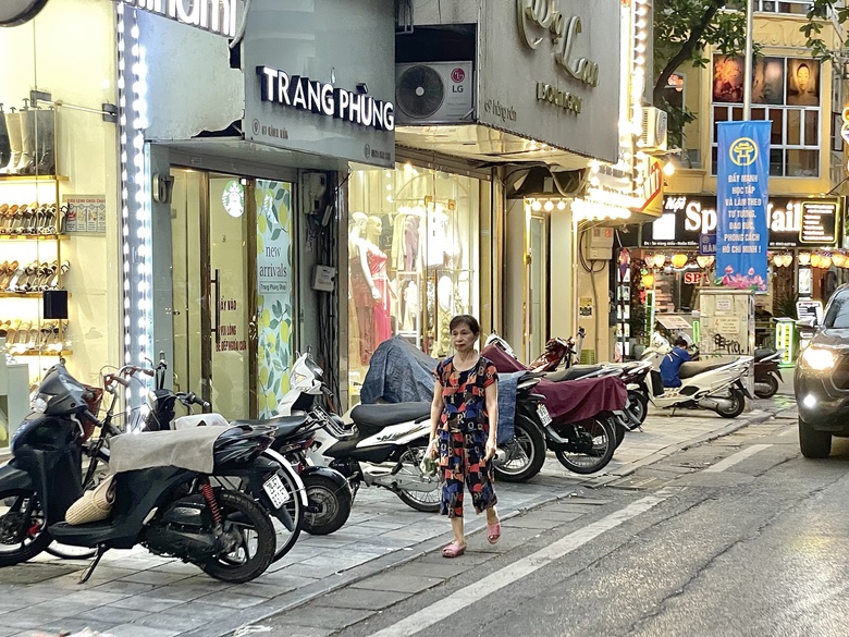 Lấn chiếm vỉa h&egrave; tr&agrave;n lan, du kh&aacute;ch bị "đẩy" xuống l&ograve;ng đường- Ảnh 8.