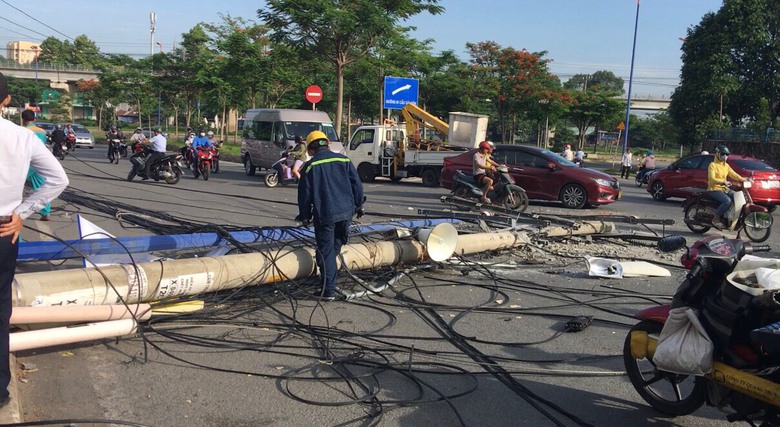 TP.HCM: Xe container k&eacute;o đổ cột điện, 2 mẹ con đi xe m&aacute;y bị thương- Ảnh 1.