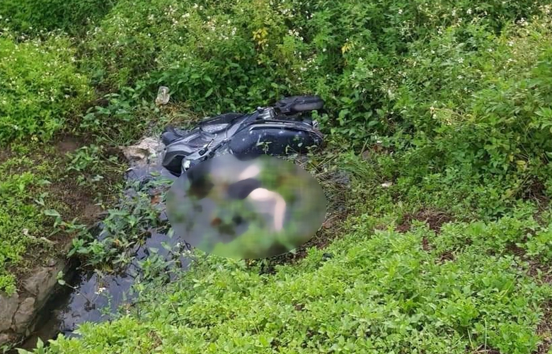 Phát hiện thi thể nam giới bị xe máy đè lên dưới mương nước- Ảnh 1. Phát hiện thi thể nam giới bị xe máy đè lên dưới mương nước- Ảnh 1.