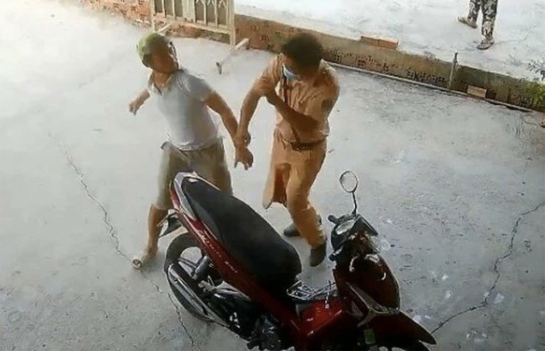 Chống đối, g&acirc;y nguy hiểm cho CSGT bị xử l&yacute; thế n&agrave;o?- Ảnh 1.