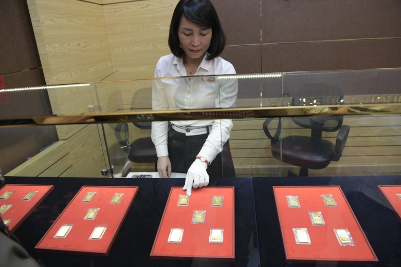 H&ocirc;m nay c&aacute;c ng&acirc;n h&agrave;ng đồng loạt điều chỉnh phương &aacute;n b&aacute;n v&agrave;ng- Ảnh 2.