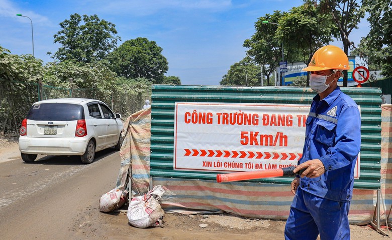 H&agrave; Nội khắc phục t&igrave;nh trạng mất ATGT đường gom đại lộ Thăng Long do thi c&ocirc;ng ẩu- Ảnh 2.