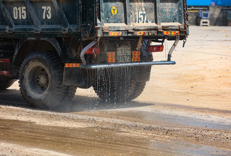 H&agrave; Nội khắc phục t&igrave;nh trạng mất ATGT đường gom đại lộ Thăng Long do thi c&ocirc;ng ẩu- Ảnh 3.