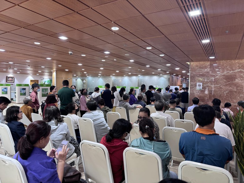 V&igrave; sao người d&acirc;n TP.HCM kh&oacute; mua v&agrave;ng miếng SJC?- Ảnh 1.