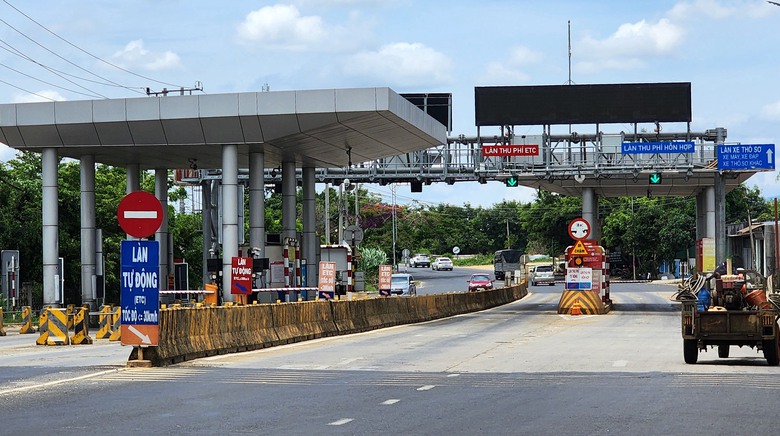 Đắk Lắk: D&acirc;n dựng trụ b&ecirc; t&ocirc;ng ngăn xe n&eacute; trạm BOT- Ảnh 1.