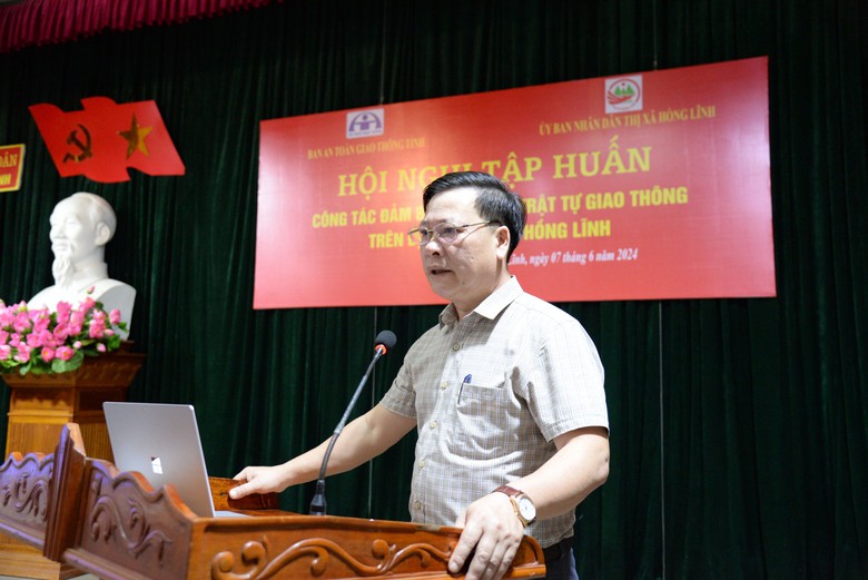 Hơn 200 c&aacute;n bộ, người d&acirc;n H&agrave; Tĩnh được phổ biến kiến thức ATGT- Ảnh 2.