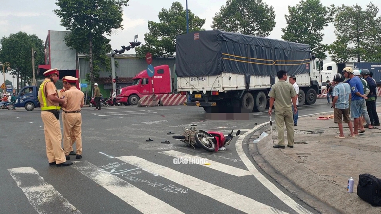 Xe tải &ocirc;m cua va chạm xe m&aacute;y, b&eacute; trai 9 tuổi tử vong thương t&acirc;m- Ảnh 1.