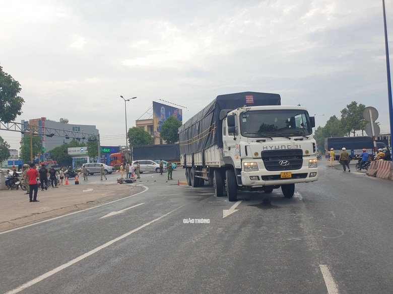 Xe tải &ocirc;m cua va chạm xe m&aacute;y, b&eacute; trai 9 tuổi tử vong thương t&acirc;m- Ảnh 2.