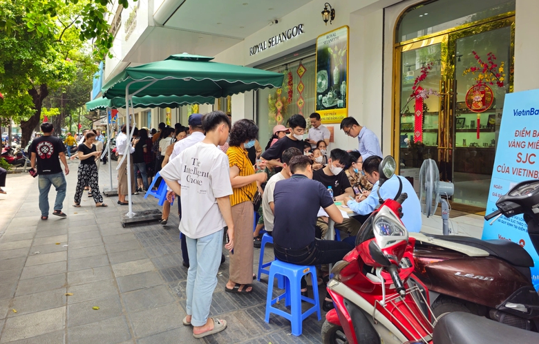 Chen ch&acirc;n mua v&agrave;ng: "Bắt đ&aacute;y" h&ocirc;m nay th&agrave;nh "đu đỉnh" ng&agrave;y mai- Ảnh 2.