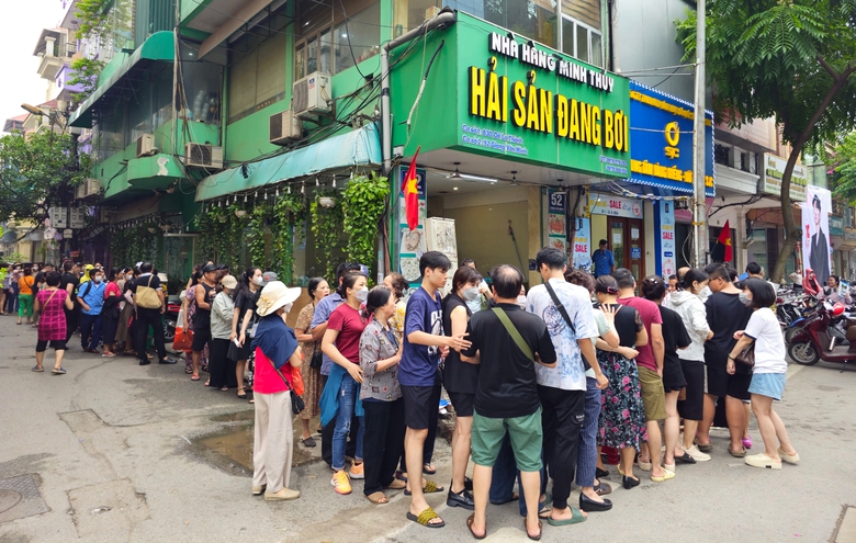 Chen ch&acirc;n mua v&agrave;ng: "Bắt đ&aacute;y" h&ocirc;m nay th&agrave;nh "đu đỉnh" ng&agrave;y mai- Ảnh 1.