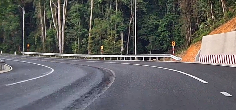 Khắc phục 13 điểm bong tr&oacute;c tr&ecirc;n đường đ&egrave;o Prenn- Ảnh 1.