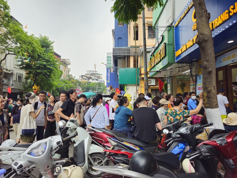 Chen ch&acirc;n mua v&agrave;ng: "Bắt đ&aacute;y" h&ocirc;m nay th&agrave;nh "đu đỉnh" ng&agrave;y mai- Ảnh 3.