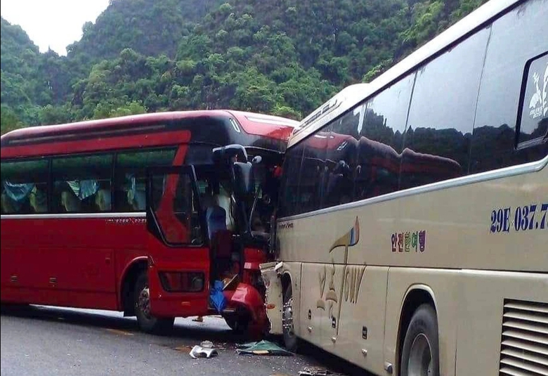 Hai xe khách đấu đầu khi ôm cua trên đảo Cát Bà, tài xế tử vong, nhiều người bị thương- Ảnh 1. Hai xe khách đấu đầu khi ôm cua trên đảo Cát Bà, tài xế tử vong, nhiều người bị thương- Ảnh 1.