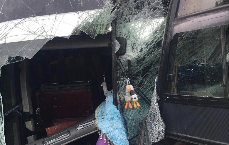 Hai xe khách đấu đầu khi ôm cua trên đảo Cát Bà, tài xế tử vong, nhiều người bị thương- Ảnh 2. Hai xe khách đấu đầu khi ôm cua trên đảo Cát Bà, tài xế tử vong, nhiều người bị thương- Ảnh 2.