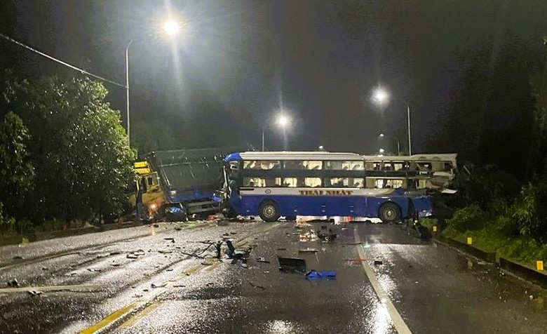 Th&ocirc;ng tin mới nhất vụ xe kh&aacute;ch va chạm li&ecirc;n ho&agrave;n với xe đầu k&eacute;o, &ocirc; t&ocirc; tải ở Huế- Ảnh 1.