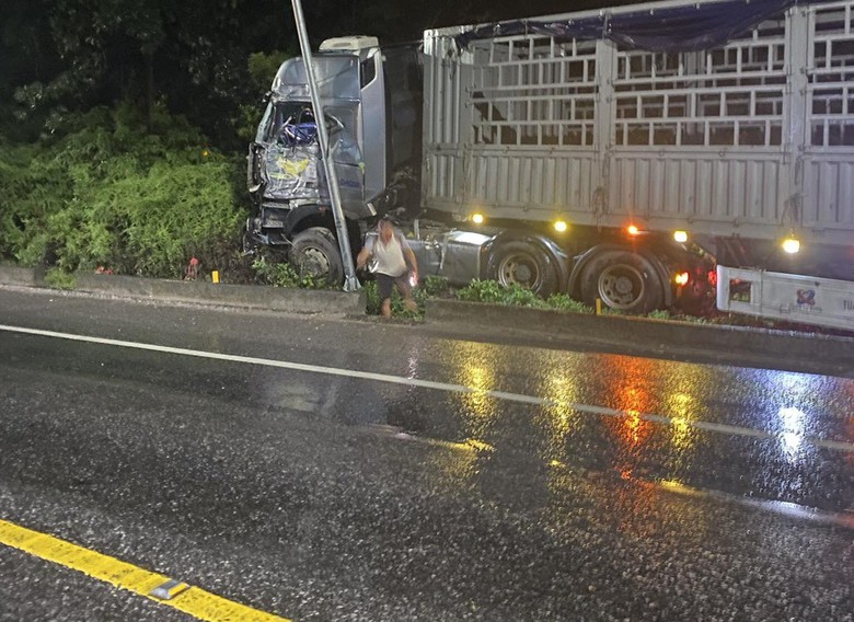 Th&ocirc;ng tin mới nhất vụ xe kh&aacute;ch va chạm li&ecirc;n ho&agrave;n với xe đầu k&eacute;o, &ocirc; t&ocirc; tải ở Huế- Ảnh 3.