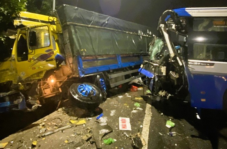 Th&ocirc;ng tin mới nhất vụ xe kh&aacute;ch va chạm li&ecirc;n ho&agrave;n với xe đầu k&eacute;o, &ocirc; t&ocirc; tải ở Huế- Ảnh 2.