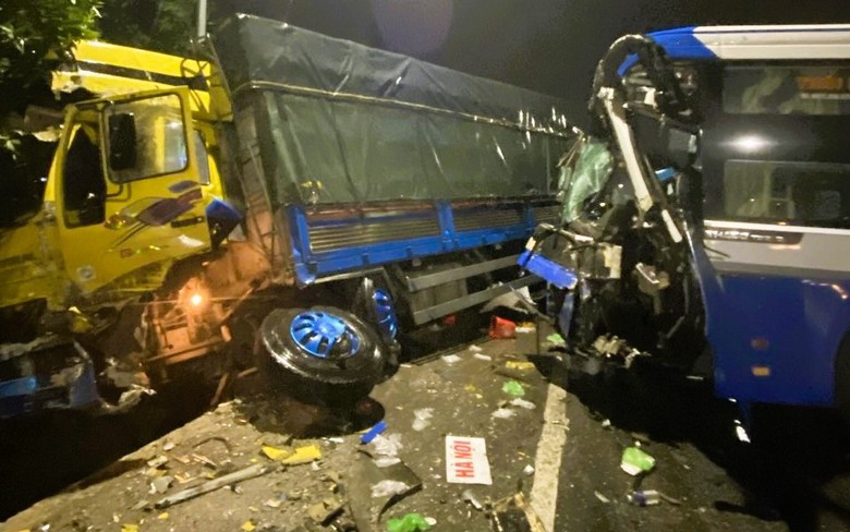 Xe kh&aacute;ch chở 6 người va chạm li&ecirc;n ho&agrave;n với xe đầu k&eacute;o, &ocirc; t&ocirc; tải tr&ecirc;n đường tr&aacute;nh Huế