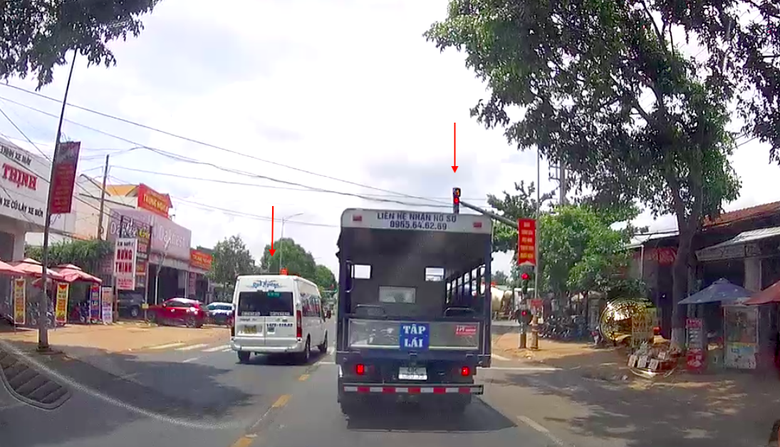 Phạt 5 triệu, tước GPLX 2 tháng tài xế vượt đèn đỏ trên quốc lộ 26- Ảnh 1. Phạt 5 triệu, tước GPLX 2 tháng tài xế vượt đèn đỏ trên quốc lộ 26- Ảnh 1.