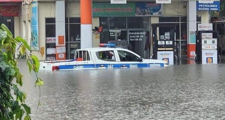 Mưa lớn k&eacute;o d&agrave;i, nhiều tuyến đường ở Quảng Ninh ngập s&acirc;u- Ảnh 2.