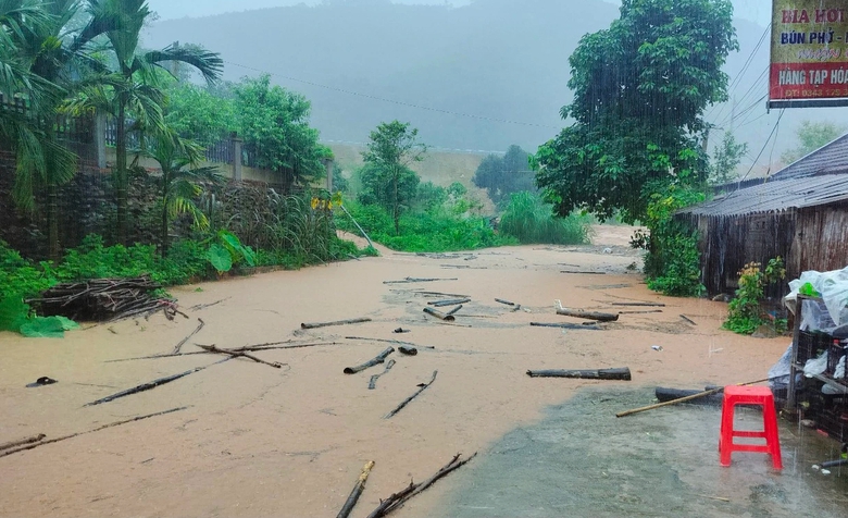 Mưa lớn k&eacute;o d&agrave;i, nhiều tuyến đường ở Quảng Ninh ngập s&acirc;u- Ảnh 3.
