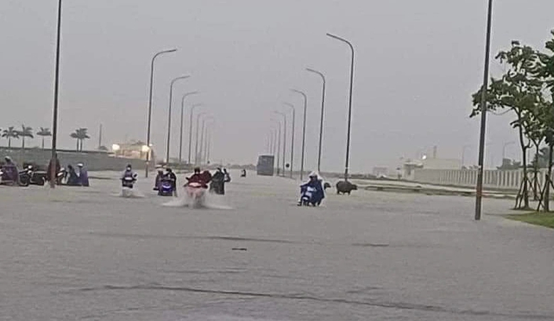 Mưa lớn k&eacute;o d&agrave;i, nhiều tuyến đường ở Quảng Ninh ngập s&acirc;u- Ảnh 4.