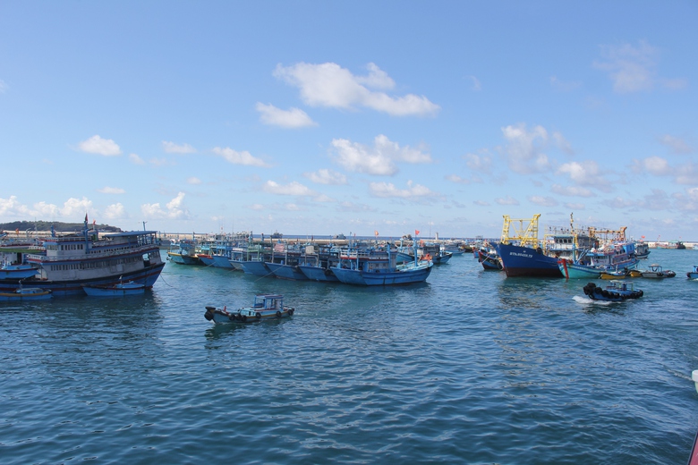 B&igrave;nh Thuận: Mưa lớn, d&ocirc;ng lốc l&agrave;m ch&igrave;m 3 t&agrave;u c&aacute; tr&ecirc;n đảo Ph&uacute; Qu&yacute;- Ảnh 1.