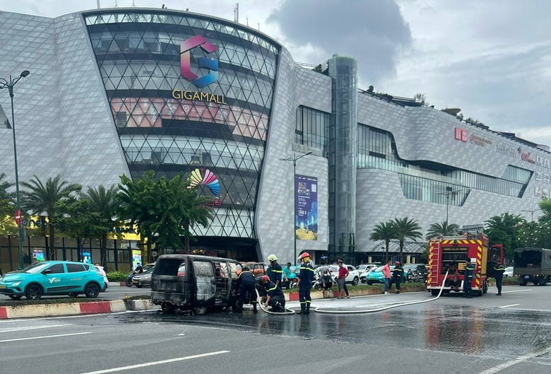 TP.HCM: Xe tải van ch&aacute;y trơ khung tr&ecirc;n đường Phạm Văn Đồng- Ảnh 1.