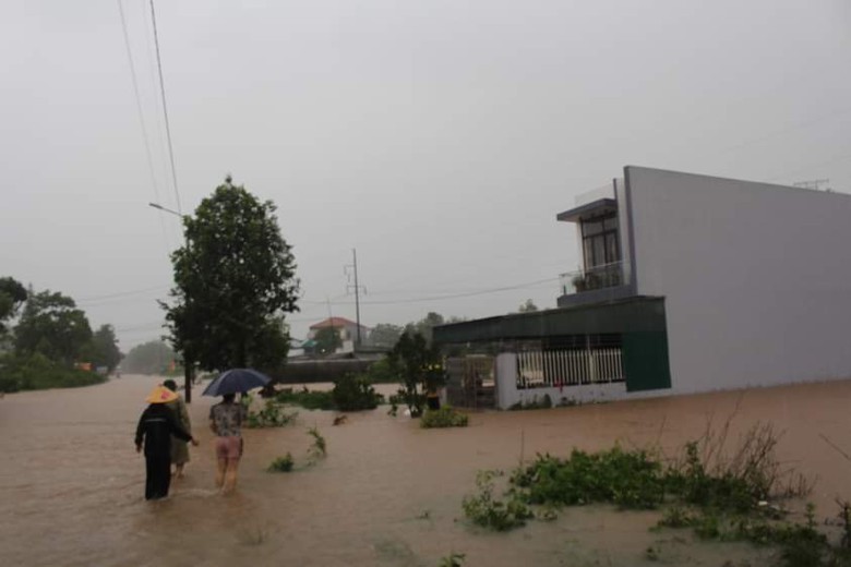 Quảng Ninh: Nước s&ocirc;ng d&acirc;ng cao, nhiều nơi nh&agrave; ngập, đường sạt lở- Ảnh 3.