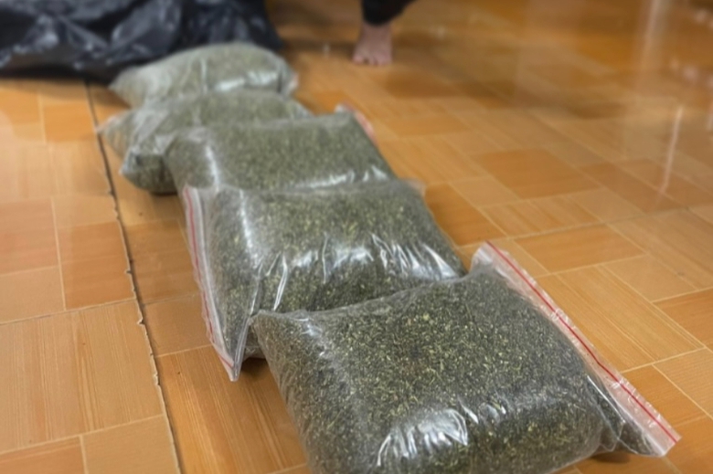 Bắt hai đối tượng t&agrave;ng trữ, mua b&aacute;n gần 7kg ma t&uacute;y- Ảnh 1.