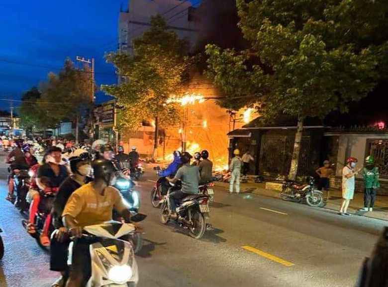 B&igrave;nh Dương: Ch&aacute;y lớn k&egrave;m nhiều tiếng nổ tại cửa h&agrave;ng b&aacute;n gi&agrave;y d&eacute;p- Ảnh 1.